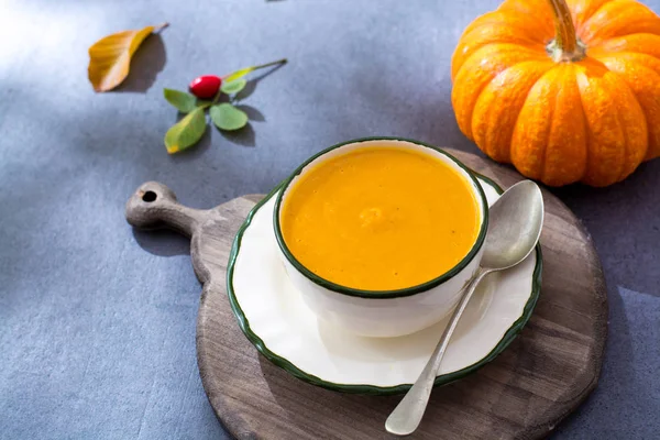 Ev yapımı kabak kremalı çorba taze olgun şişe kabağı kabak yapılan