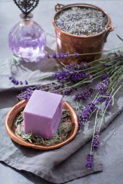 Lavanta sabun ve doğal parfümlü yağı, taze veya kurutulmuş lavanta çiçekleri, aroma spa treathment ve welness kadınlar için yapılmış