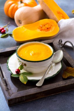 Ev yapımı kabak kremalı çorba taze olgun şişe kabağı kabak yapılan