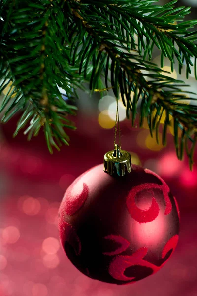 Bola de Natal vermelho com ornamento na árvore de Natal, close-up — Fotografia de Stock