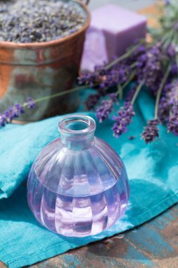 Taze lavanta çiçeklerden yapılmış lavanta yağı, sabun ve parfüm,