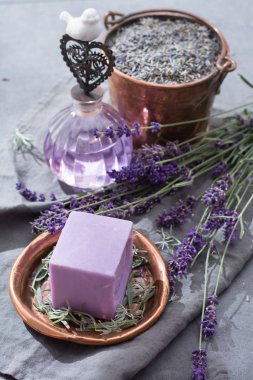 Taze lavanta çiçeklerden yapılmış lavanta yağı, sabun ve parfüm,