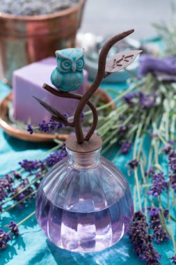 Taze lavanta çiçeklerden yapılmış lavanta yağı, sabun ve parfüm,