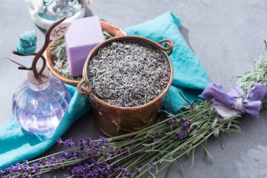 Taze lavanta çiçeklerden yapılmış lavanta yağı, sabun ve parfüm,