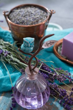 Taze lavanta çiçeklerden yapılmış lavanta yağı, sabun ve parfüm,