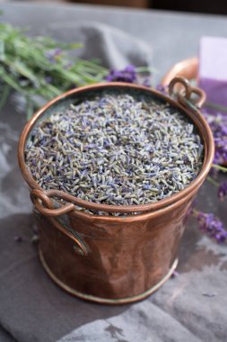 Kurutulmuş ve taze lavanta çiçekleri, aroma kaplıca tedavisi için malzemeler