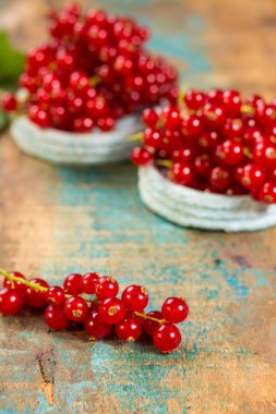 Masanın üzerine taze olgun kırmızı kuş üzümü çilek