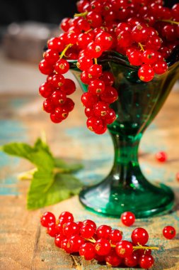 Masanın üzerine taze olgun kırmızı kuş üzümü çilek