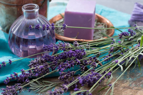 Taze lavanta çiçeklerden yapılmış lavanta yağı, sabun ve parfüm,