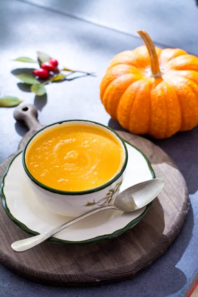 Homemade cream soup made from fresh ripe bottle gourd pumpkin — Stock Photo, Image