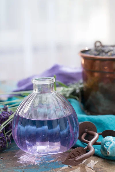 Lavanta kokulu yağ taze lavanta çiçeklerden yapılmış, parfüm kokusu 