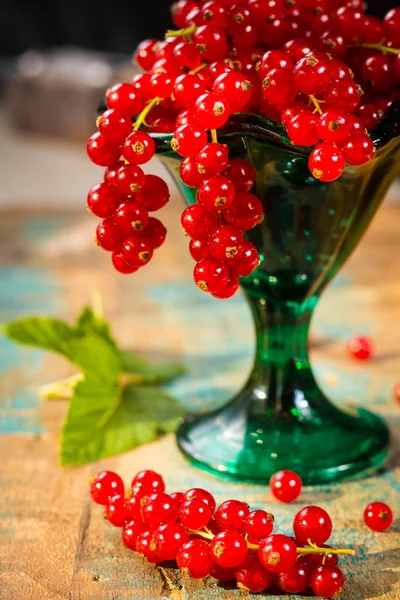 Masanın üzerine taze olgun kırmızı kuş üzümü çilek