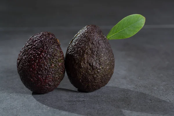 Zwei Reife Avocados Hautnah Auf Grauem Betonhintergrund Ernährungs Und Gesundes — Stockfoto