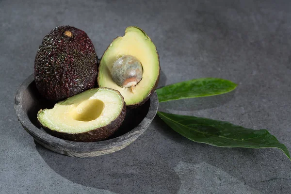 Reife Avocado Mit Blättern Aus Nächster Nähe Auf Grauem Betonhintergrund — Stockfoto