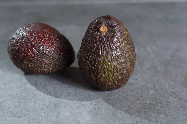 Due Avocado Maturi Vicino Sfondo Grigio Concreto Dieta Concetto Cibo — Foto Stock