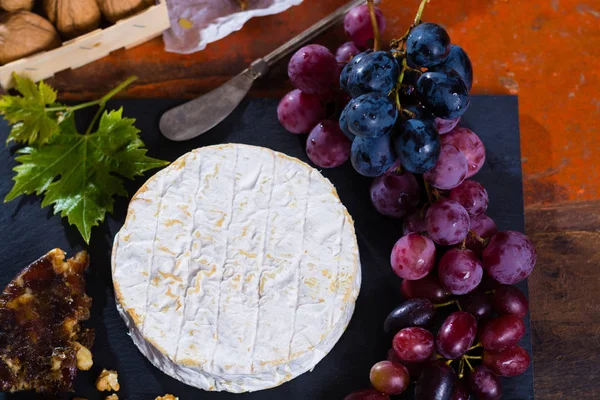 Ünlü Fransız yumuşak - camembert - lezzetli tatlı ile fındık, üzüm ve kuru meyve peynir