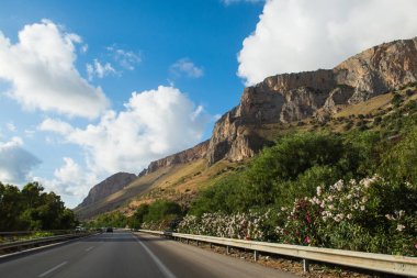 Ulaşım İtalya, Sicilya, otoyolda araba görüntülemek