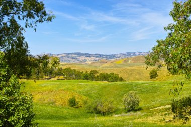 Orta Sicilya tepeler ve alanları ile deniz arasında peyzaj
