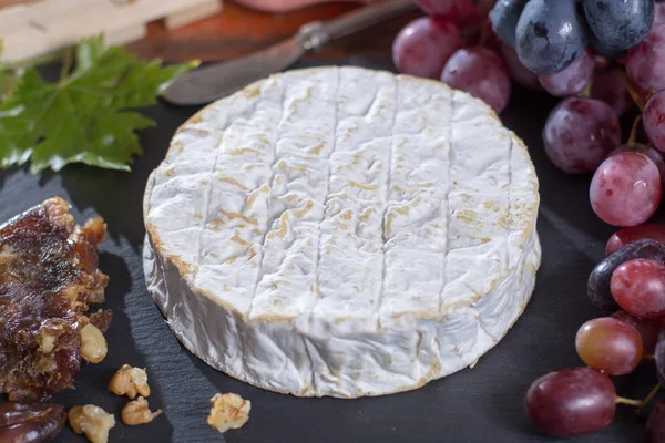 Famoso queso blando francés fresco - camembert, delicioso postre w —  Fotos de Stock
