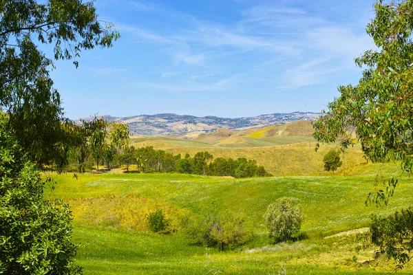 Orta Sicilya tepeler ve alanları ile deniz arasında peyzaj