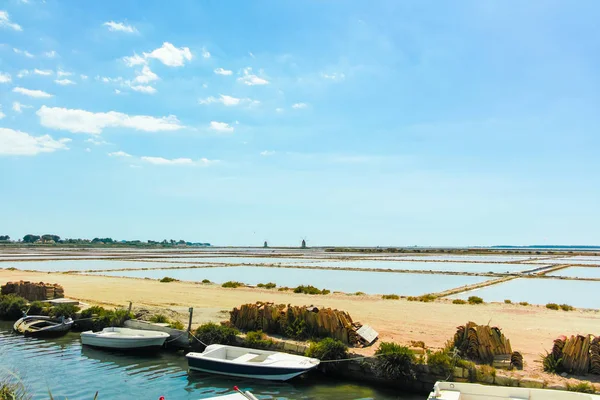 Tuz fabrikaları Marsala, Sicilya, İtalya banliyölerinde görülür.