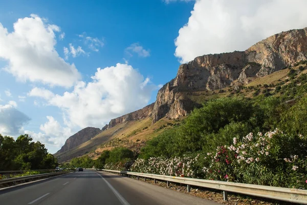 Ulaşım İtalya, hiçbir trafik, Sicilya, otoyolda araba görüntülemek