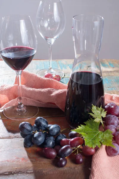 Μικρή Καράφα Ξηρό Κόκκινο Κρασί Δύο Ποτήρια Κρασιού Και Σταφύλια — Φωτογραφία Αρχείου