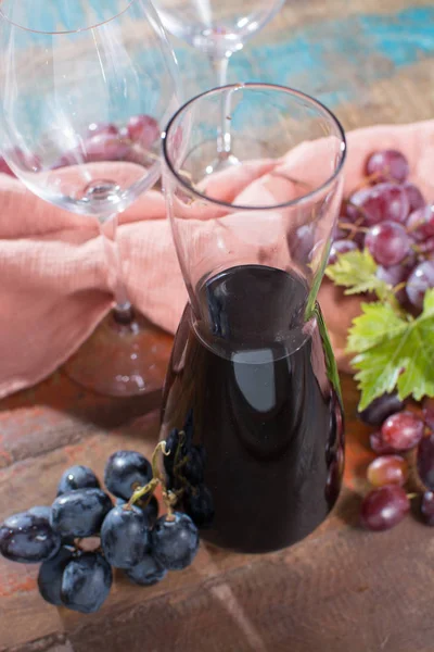 Kleine Karaffe Mit Trockenem Rotwein Zwei Weingläsern Und Trauben Auf — Stockfoto