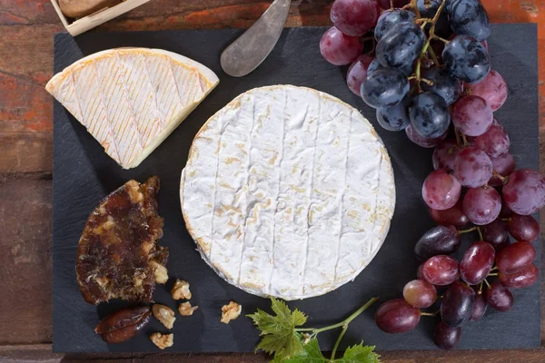 Ünlü Fransız yumuşak - camembert - lezzetli tatlı ile fındık, üzüm ve kuru meyve peynir