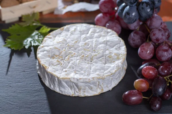 Ünlü Fransız yumuşak - camembert - lezzetli tatlı ile fındık, üzüm ve kuru meyve peynir