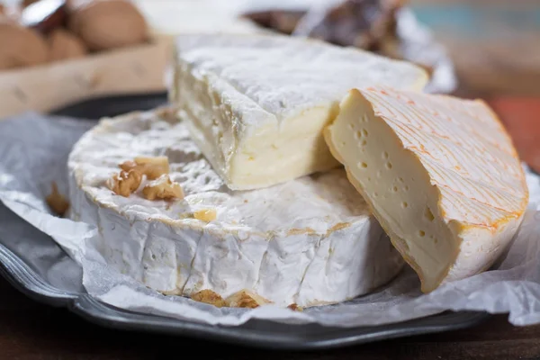 Fransız yumuşak peynirler - camembert, marcaire, munster, brie - lezzetli tatlı ile fındık ve kuru meyve çeşitli
