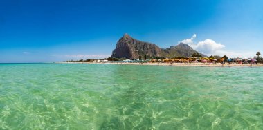 Güzel beyaz kum plaj San Vito lo Capo, Sicilya, İtalya ile şemsiye