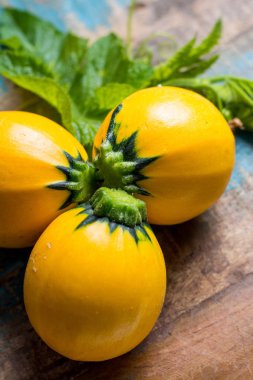 Yuvarlak sarı kabak veya kabak, ahşap arka plan üzerinde kapatın 