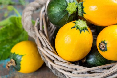 Yuvarlak sarı kabak veya kabak, ahşap arka plan üzerinde kapatın 