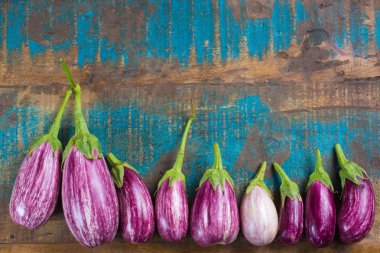 Vejetaryen Menü şablonu - ahşap masa üzerinde küçük taze patlıcan