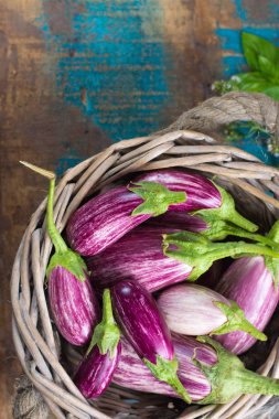 Vejetaryen Menü şablonu - ahşap masa üzerinde küçük taze patlıcan