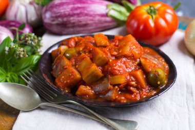 En iyi İtalyan yemekleri - Sicilya caponata ile patlıcan, domates, 