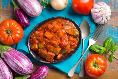 En iyi İtalyan yemekleri - Sicilya caponata ile patlıcan, domates, 