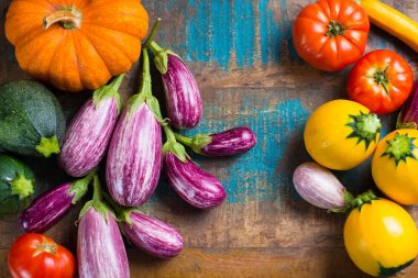 Taze organik sebze - yuvarlak kabak, küçük patlıcan, tom
