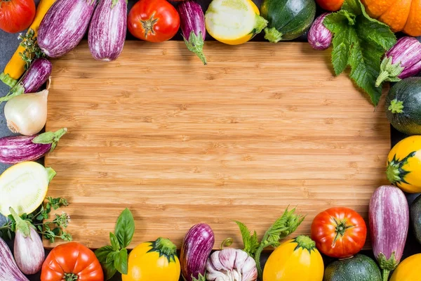 Kopya alanı ile Bamboe plaka, taze renkli organik sebze - kabak, küçük patlıcan, domates, yuvarlak konseptiyle restautant diyet kavramı, İtalyan ve Fransız Gıda, sağlıklı gıda. Menü temptale.