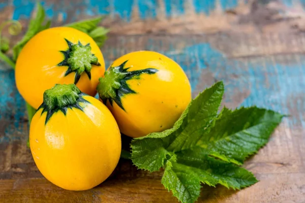 Yuvarlak sarı kabak veya kabak, ahşap arka plan üzerinde s kopyalama