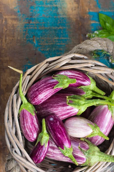 Vejetaryen Menü şablonu - ahşap masa üzerinde küçük taze patlıcan