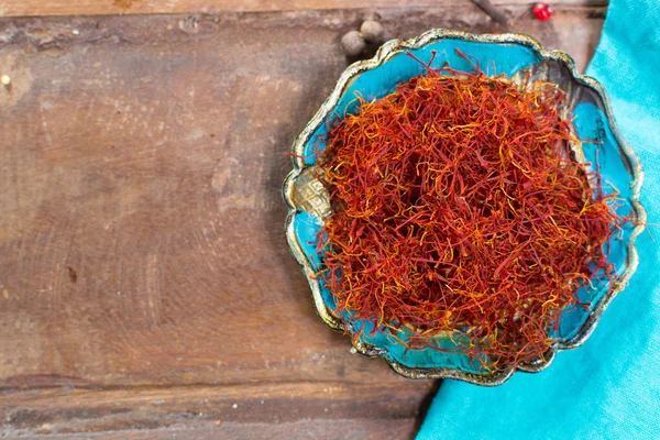 Especia de azafrán rojo seco real, ingrediente sabroso para muchos platos —  Fotos de Stock