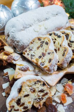 Geleneksel Alman noeli kuru üzüm ve kuru meyve ile pastası 