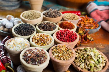 Çeşitli farklı Asya ve Orta Doğu baharatlar, renkli assortiment