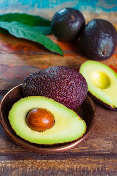 Healthy vegetarian food green ripe avocado, new harvest, wit — Stock Photo, Image