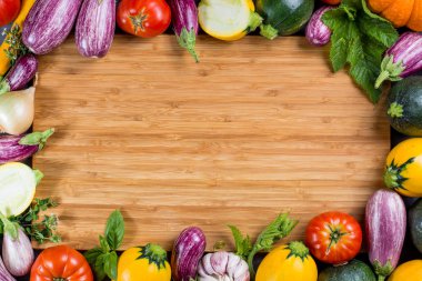 Kopya alanı ile Bamboe plaka, taze renkli organik sebze - kabak, küçük patlıcan, domates, yuvarlak konseptiyle restautant diyet kavramı, İtalyan ve Fransız Gıda, sağlıklı gıda. Menü temptale.