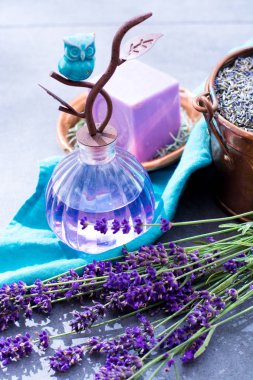 Lavanta sabun ve doğal parfümlü yağı, taze veya kurutulmuş lavanta çiçekleri, aroma spa treathment ve welness kadınlar için yapılmış