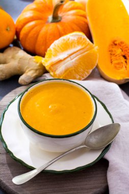 Süs yakın taş tabaklarda yaprakları ile Sağlıklı vejetaryen gıda yeşil olgun avokado yeni hasat