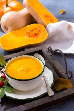 Süs yakın taş tabaklarda yaprakları ile Sağlıklı vejetaryen gıda yeşil olgun avokado yeni hasat